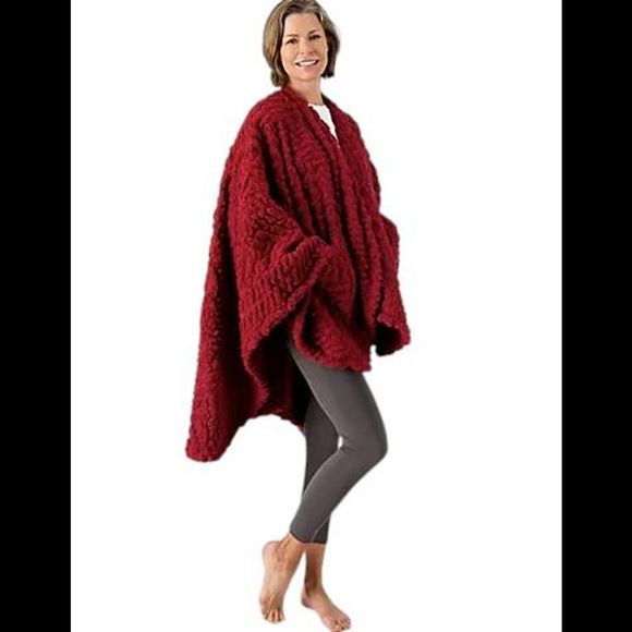Berkshire Cable Sherpa Cape Throw Red - Picture 1 of 1